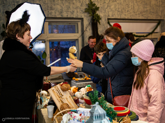 Как жители Петрозаводска выбирали и мастерили подарки на «Новогодней ретро елке»