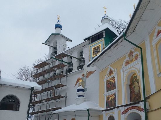 Началась реставрация Большой звонницы Псково-Печерского монастыря