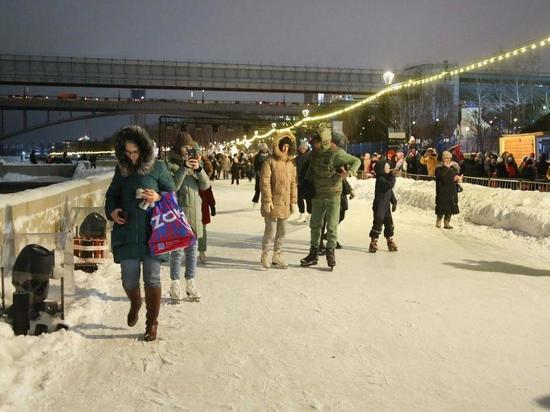 Самый длинный в мире каток открыли на Михайловской набережной в Новосибирске
