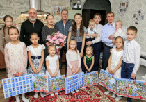 Глава Барнаула Вячеслав Франк посетил многодетную семью Брит 24 декабря