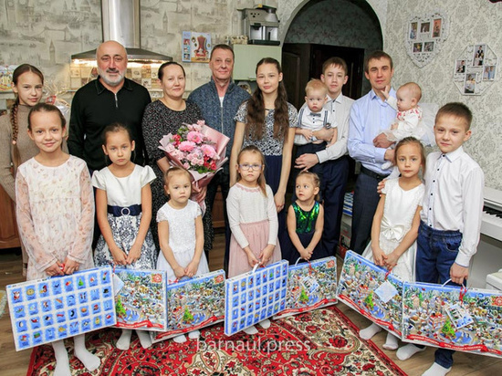 Мэр Барнаула перед Новым годом посетил многодетную семью и вручил подарки