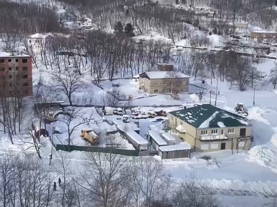 В заблокированные снегопадами села Приморья вертолетом доставили топливо и продукты