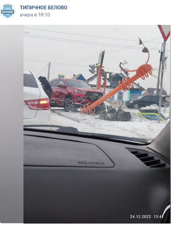 Автомобиль снес дорожный знак и светофор на перекрестке в кузбасском городе