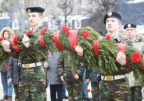 В Серпухове на Звёздной площади прошла торжественная церемония возложения венком и цветов к мемориалу «Чёрный тюльпан»
