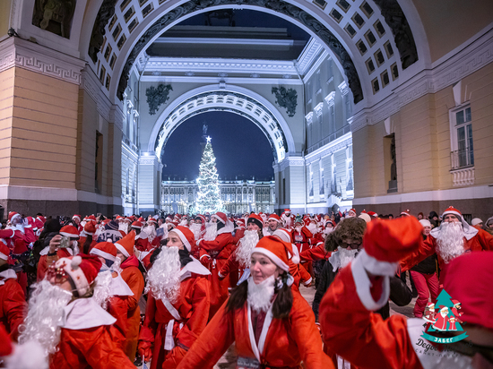 Более тысячи Дедов Морозов пробежались по Дворцовой площади