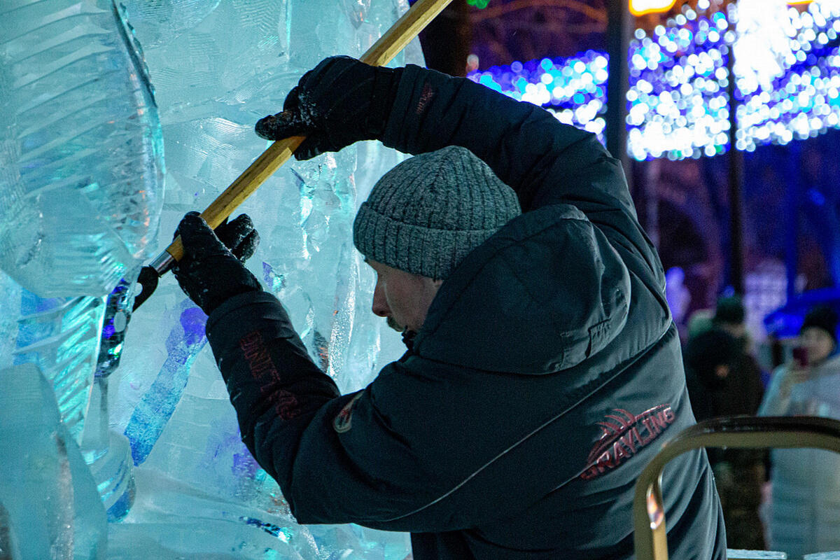 из льда вырезки. ледяной мастер. подводный парк ледяных скульптур. ледяные скульптуры мастер класс. ледяные скульптуры.