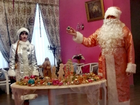 В Петровском районе открыли выставку советских елочных игрушек