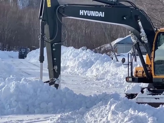 В Приморье спасли водителя застрявшего в снегах