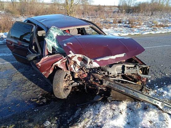 В Славском районе Volkswagen врезался в дерево