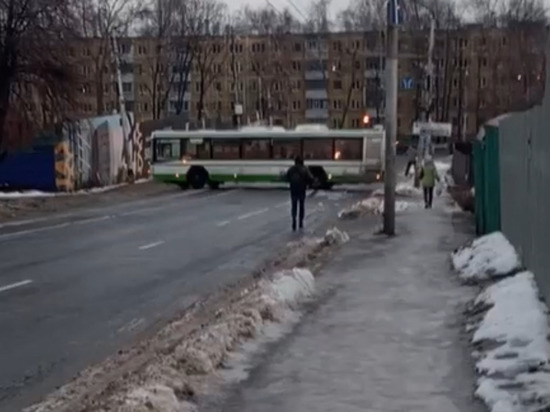 На улице Новой в Рязани автобус развернуло поперёк дороги из-за гололёда