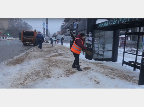 В Смоленске после оттепели стало скользко, как на катке