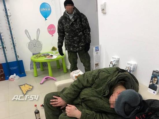 В Новосибирске разгромившие салон оптики солдаты извинились под запись