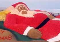 На пляже города Гопалпур на востоке страны скульптор и художник Сударсан Паттнаик представил накануне Рождества огромную фигуру Санта-Клауса из песка и помидоров