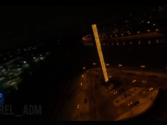 Подсветили 27-метровый монумент к 400-летию Орла