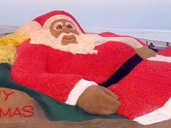 В Индии на пляже разлегся гигантский Санта-Клаус из помидоров