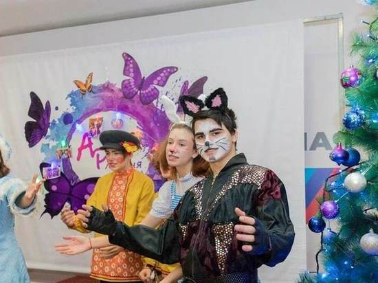 Предновогодний фестиваль творчества прошел в Луганске
