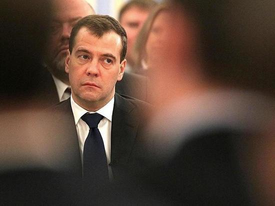 Медведев пояснил, что останавливает Запад от полноценной войны