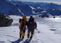 Как сообщает газета Kronen Zeitung, в Австрии спасателям удалось освободить из под лавины, накрывшей горнолыжный курорт Лех/Цюрс в федеральной земле Форарльберг, восемь человек