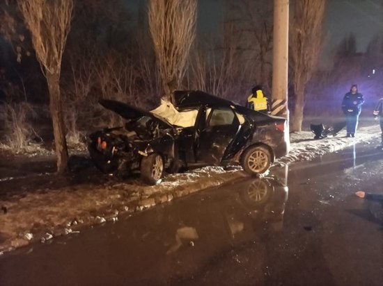 В Саратовской области автомобилист на иномарке влетел в столб: погибли двое