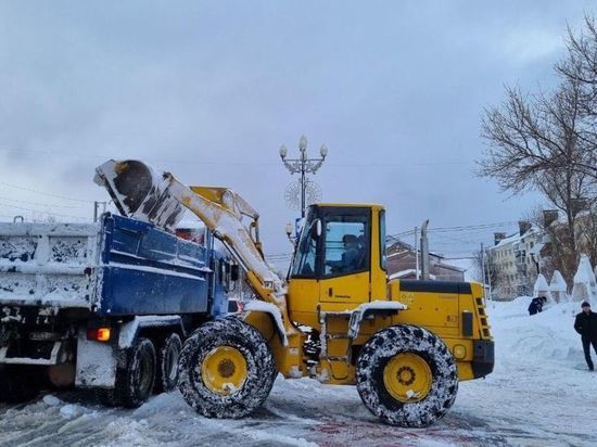 За выходные на полигоны вывезли более 4000 самосвалов снега в Южно-Сахалинске