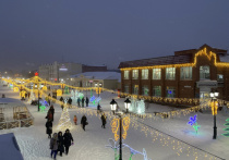 В Барнауле закончили строительство новогоднего городка на улице Мало-Тобольской
