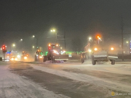 За ночь в Улан-Удэ очистил от снега 75 километров дорог