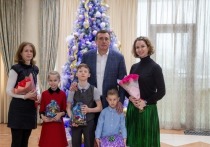 Губернатор островного региона принял участие во всероссийской акции «Елка желаний»