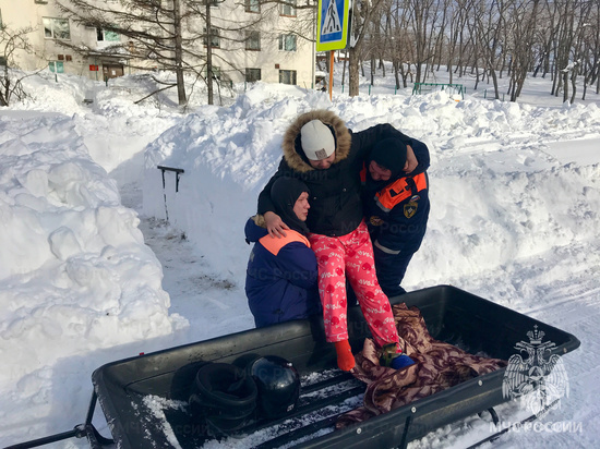 Спасатели откапывают от снега дворы пенсионеров в Приморье