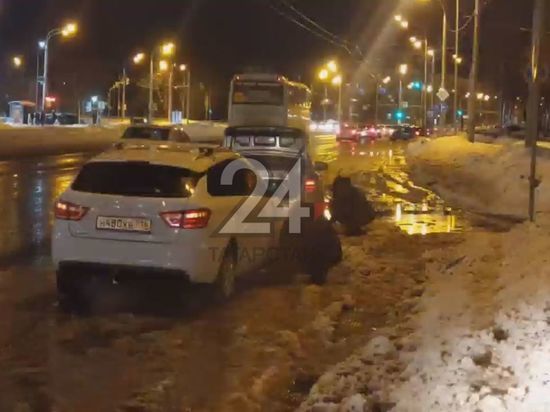 Десятки автомобилистов за вечер пробили колеса на Дементьева в Казани из-за ям