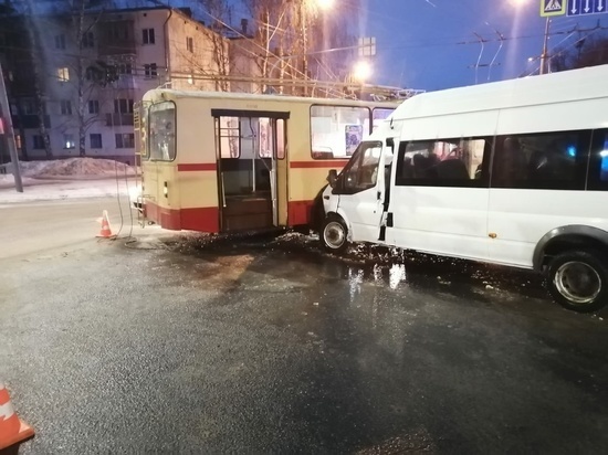 В Йошкар-Оле столкнулись троллейбус и микроавтобус