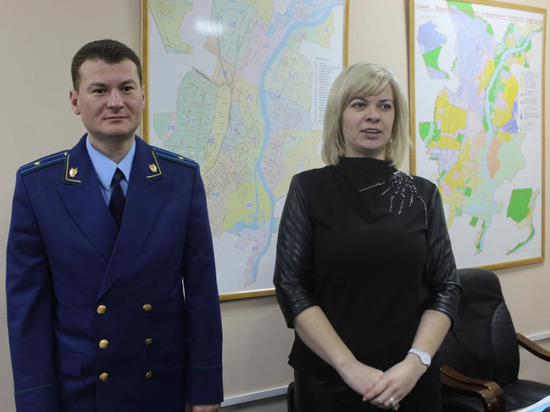 В Великом Новгороде детям-сиротам вручили ключи от квартиры