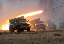 Российские ракетные войска и артиллерии нанесли удар по пунктам временной дислокации бригады ВСУ и иностранных наемников в ДНР, заявили в понедельник в Минобороны России