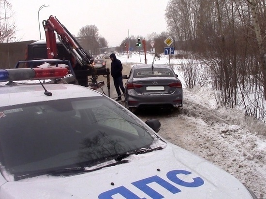 Автомобиль кемеровчанина оказался в кювете из-за скользкой дороги