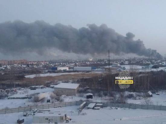В Ленинском районе Новосибирска горит склад площадью более 1800 кв. метров
