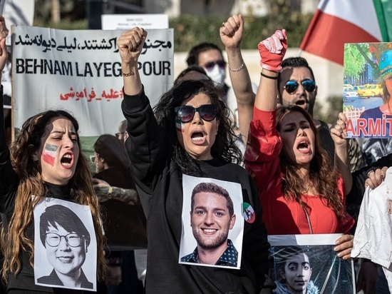 В Иране женщине дали 10 лет тюрьмы за снятие платка