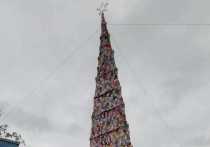 Поклонники вязания крючком из португальского города Лореш, расположенного в нескольких километрах от Лиссабона, связали рождественскую елку высотой более 55 футов, или 16,5 метра