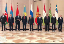Во время общего фотографирования участников неформалдьного саммита СНГ президент Азербайджана Ильхам Алиев и премьер правительства Армении Никол Пашинян встали рядом