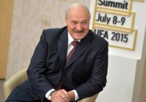Президент Белоруссии Александр Лукашенко, прибывший на неформальный саммит СНГ в Санкт-Петербург, ответил на вопрос, не холодно ли ему, словами "я же питерский"