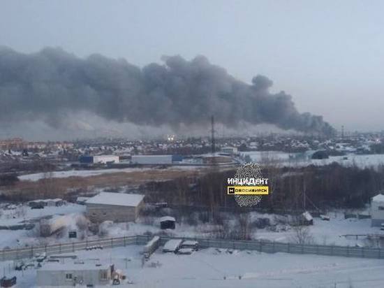Опубликовано фото и видео крупного пожара на складе в Новосибирске