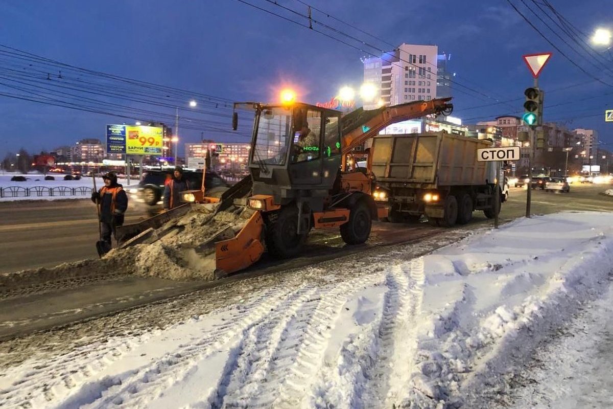 Омск улица декабря. Расчистка дорог от снега. Снегопад дороги. Снегопад в городе. Снегопад в Омске.