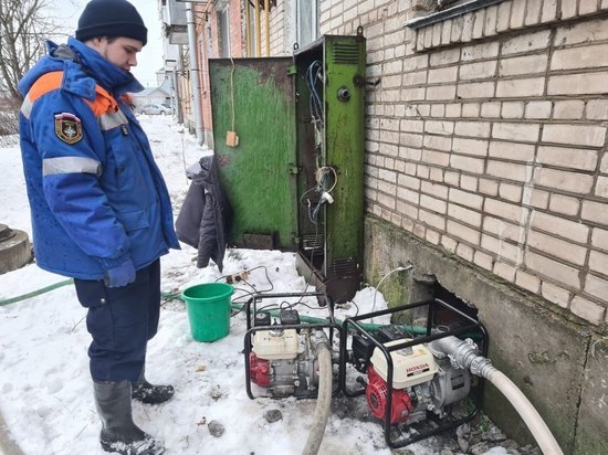 Спасатели откачали воду из затопленного подвала дома в поселке Ульяновка