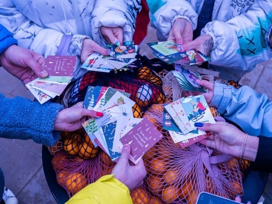 В центре Курска раздали 30 килограммов мандаринов и 100 новогодних открыток