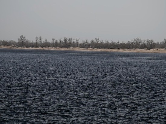 В Астрахани устраняют загрязнение акватории реки Волги