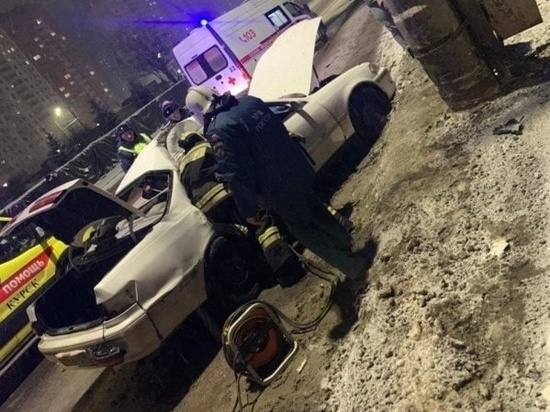 В Курске в ходе «былинного противостояния» Toyota Mark II и столба ранены водитель и три девушки