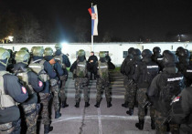 В поселке Казмович возле пограничного перехода Яринье расположились сербские спецназовцы, ракетные системы залпового огня и военнослужащие армии Сербии, сообщает агентство RINA