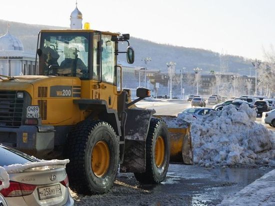 Почти 100 тысяч кубометров снега вывезли за сутки в Южно-Сахалинске