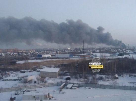 В Новосибирске прокуратура начала проверку после крупного пожара на складе