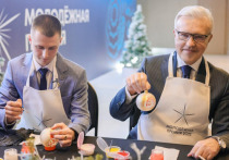 В Красноярске прошла торжественная церемония вручения молодежных премий, после которой был проведен мастер-класс по росписи елочных игрушек