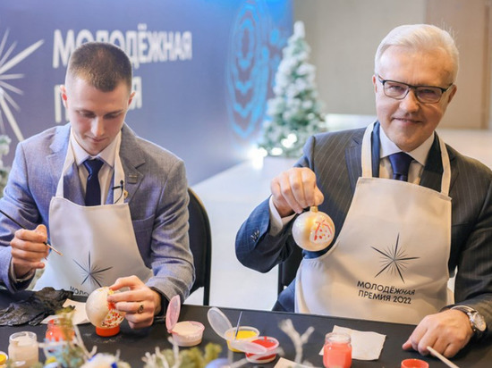 Александр Усс разукрасил елочные игрушки вместе с молодежью Красноярского края