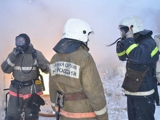 В Салехарде мужчина погиб при пожаре в самодельной постройке